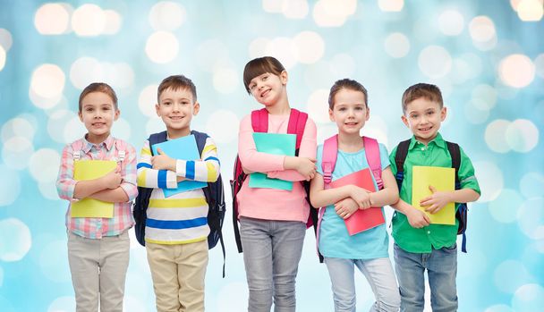 szczęśliwe dzieci ze szkoły torby i notebooki - Zdjęcie, obraz