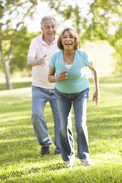 Senior Couple Running In Park - Foto, immagini