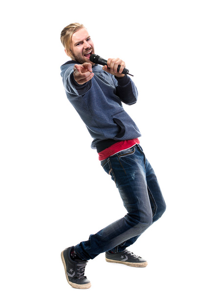 Homem cantando com microfone
 - Foto, Imagem