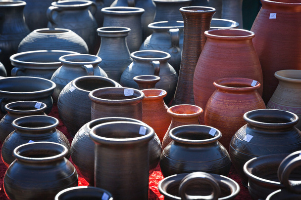 ollas de cerámica en la feria
 - Foto, imagen