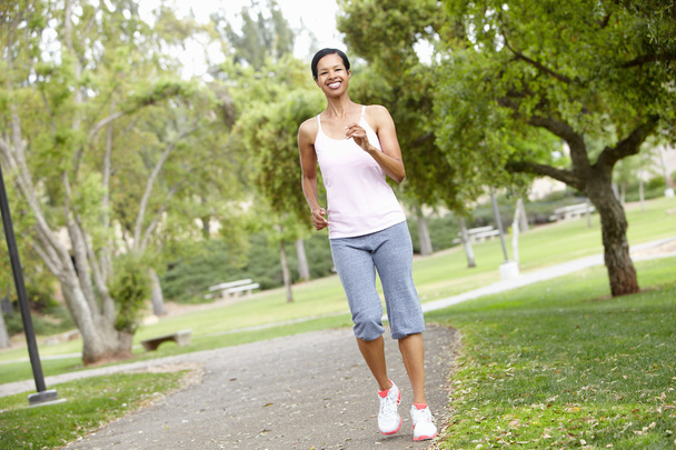 Woman jogging in park - Zdjęcie, obraz