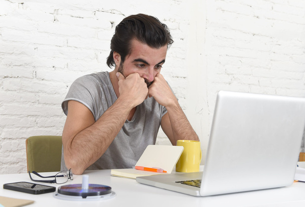 jovem estudante preocupado ou homem de negócios em computador sofrendo estresse olhando sobrecarregado
 - Foto, Imagem