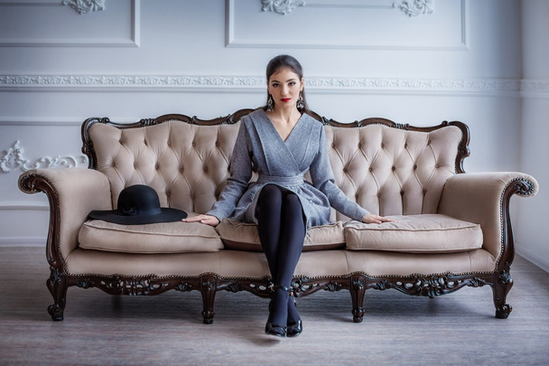 mulher em roupas de moda sentado no sofá
 - Foto, Imagem