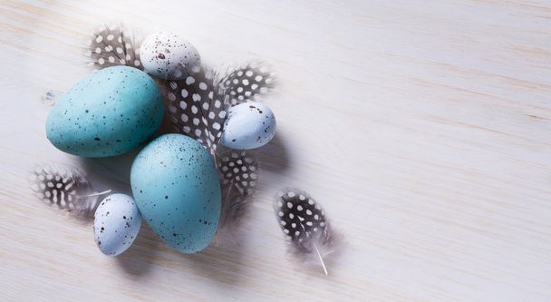 kunst Pasen eieren en lente bloemen op houten achtergrond  - Foto, afbeelding
