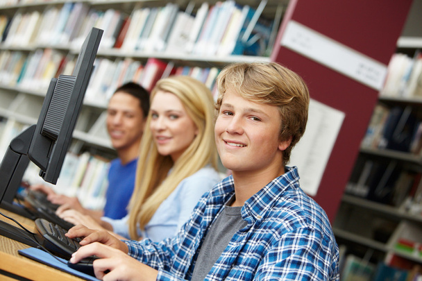Teenager che lavorano sui computer in biblioteca
 - Foto, immagini