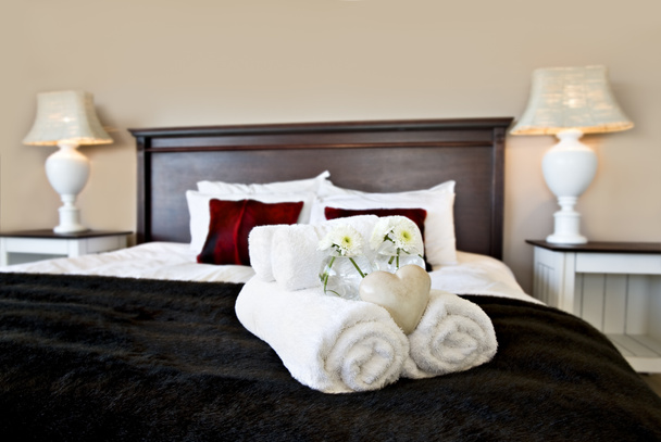 Dormitorio listo para invitados con iluminación suave y cálida
 - Foto, Imagen