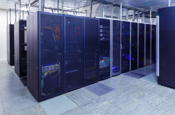 δίκτυο server δωμάτιο με υπολογιστές για την ψηφιακή τηλεόραση IP επικοινωνιών και internet - Φωτογραφία, εικόνα