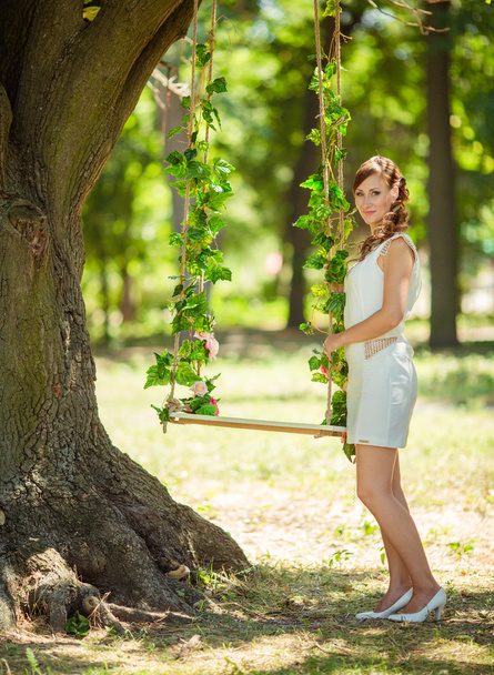 Bride in white dress in the garden - Fotografie, Obrázek