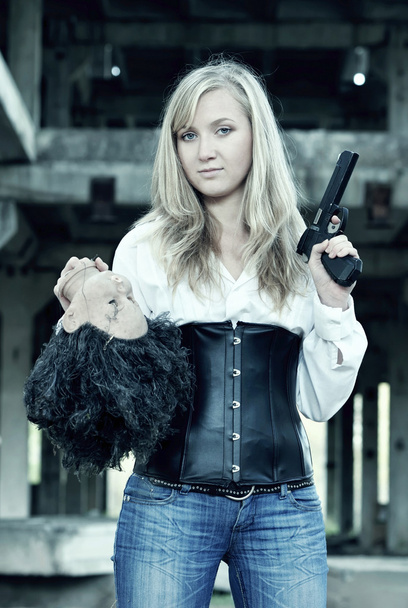 vrouw met pistool in haar hand - Foto, afbeelding