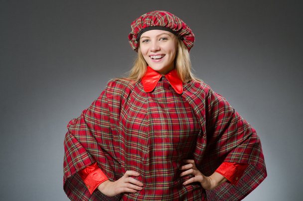 Женщина в традиционной шотландской одежде - Фото, изображение