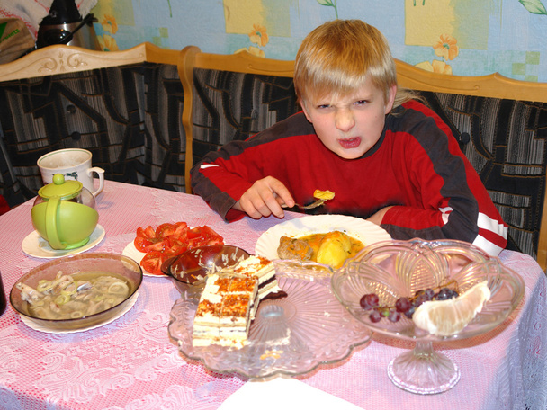 Le garçon mange le déjeuner
 - Photo, image