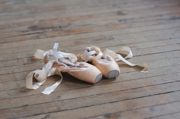  Zapatillas de punta en suelo de madera
 - Foto, imagen