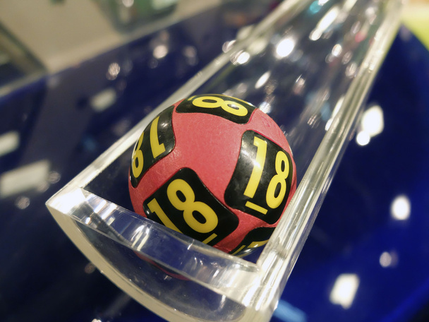 Loterij ballen tijdens de extractie van de winnende nummers - Foto, afbeelding