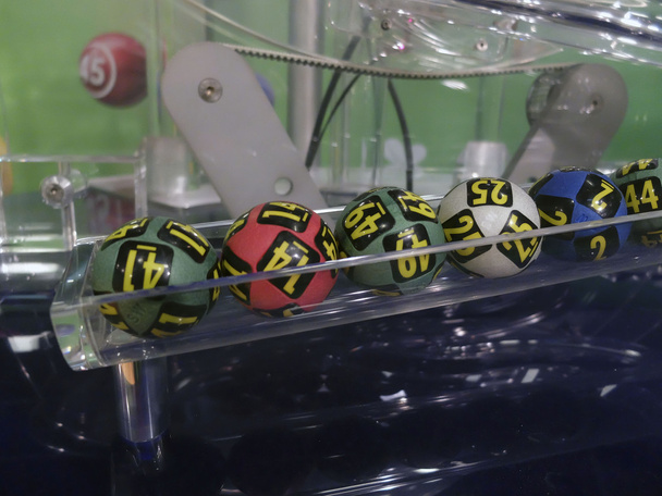 Loterie míčků během extrakce vylosovaných čísel - Fotografie, Obrázek