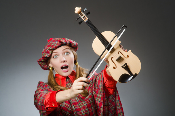 Женщина в шотландской одежде в музыкальной концепции - Фото, изображение