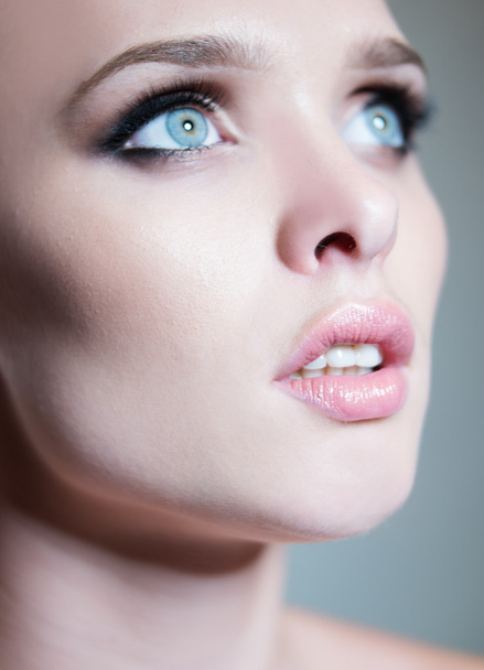 mooie jonge vrouw met mooie blauwe ogen - Foto, afbeelding