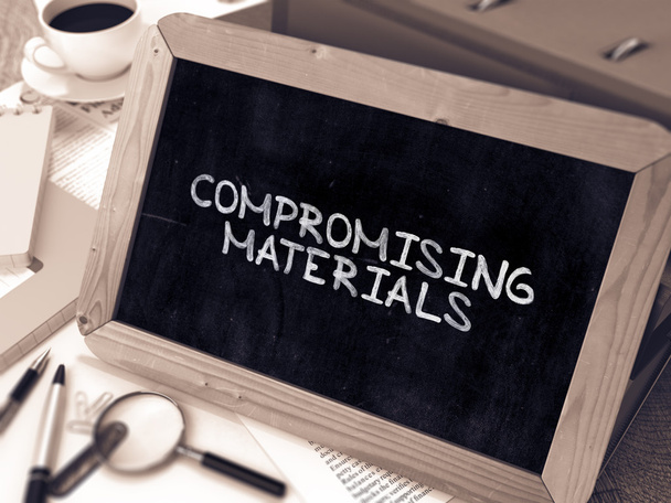 Concept de matériaux compromis Dessiné à la main sur un tableau
. - Photo, image