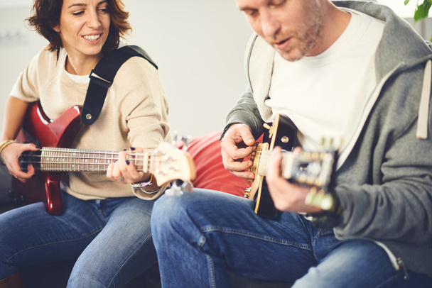 Muzyk nauczanie jego dziewczyna gra gitara elektryczna - Zdjęcie, obraz