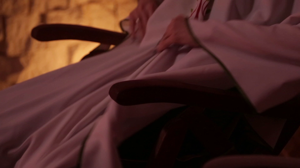 Dziewczyna siedzi na krześle w spa jaskini solnej - Materiał filmowy, wideo