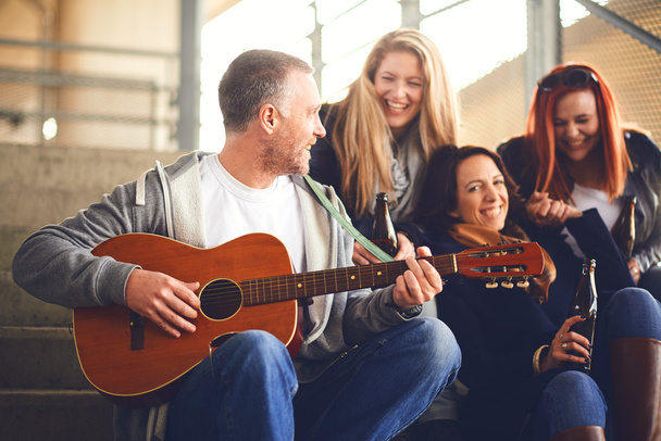 Szczęśliwy, grupa przyjaciół, gra na gitarze i śpiewać razem - Zdjęcie, obraz