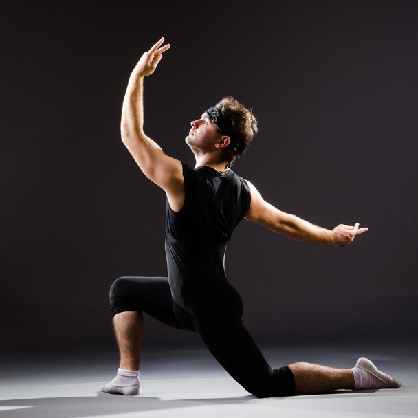 Νεαρός που εκπαιδεύεται για μπαλέτο - Φωτογραφία, εικόνα
