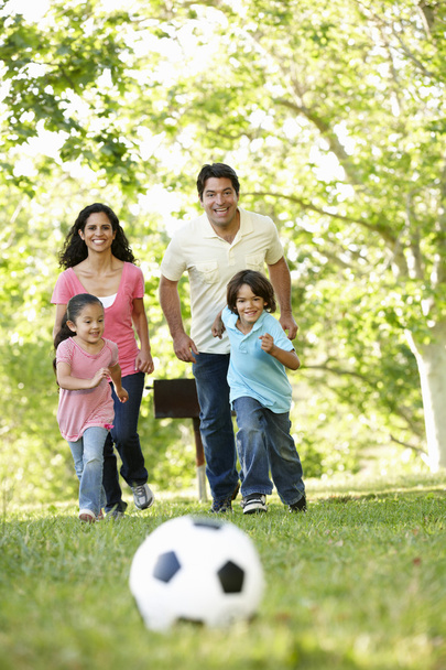 familie voetballen in park - Foto, afbeelding