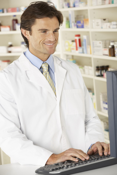 Pharmacist working in pharmacy - Foto, imagen