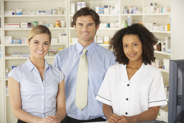Confident Pharmacists working in pharmacy - Foto, afbeelding