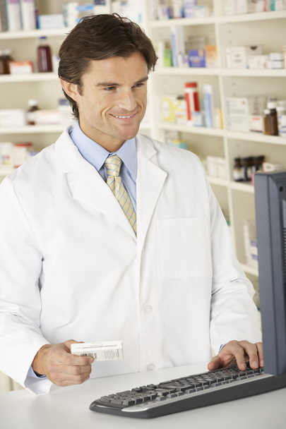 pharmacien travaillant en pharmacie - Photo, image