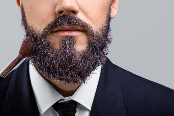 Hombre con barba violeta
 - Foto, imagen