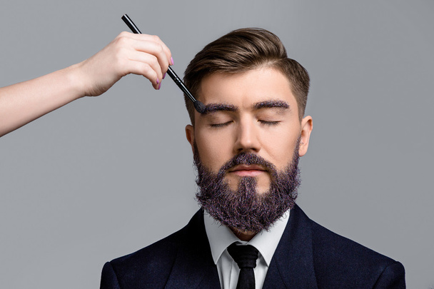 Брюнетка людина з фіолетова борода і брови - Фото, зображення