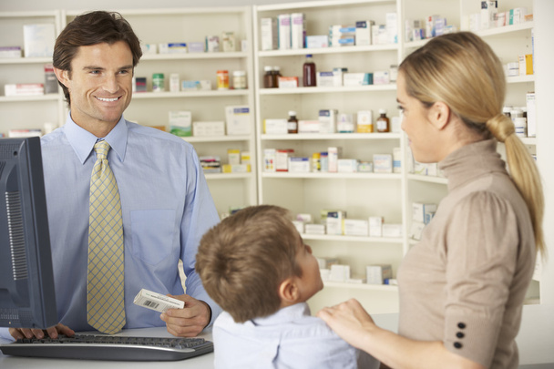 Pharmacist with mother and child - Foto, imagen