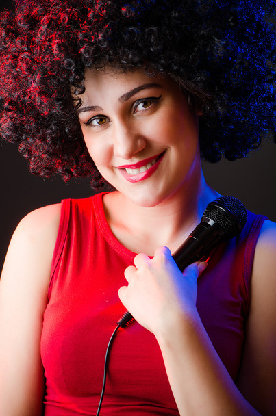 Donna con acconciatura afro che canta nel karaoke
 - Foto, immagini