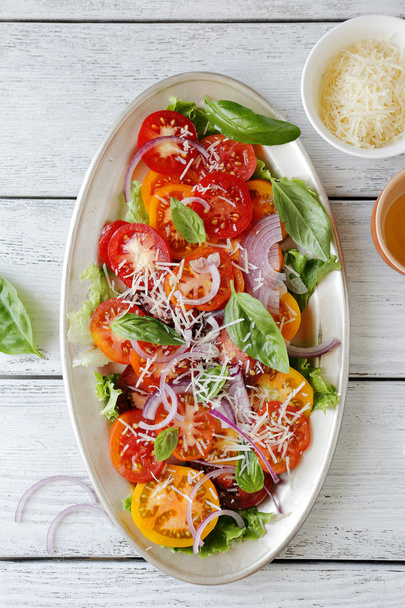 summer tomatoes salad with cheese - Foto, Imagen