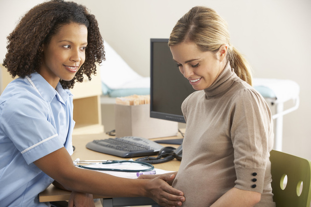 Nurse with pregnant woman - Foto, immagini