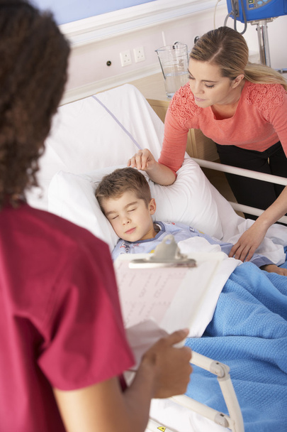 Mother at son's bedside with nurse - Valokuva, kuva