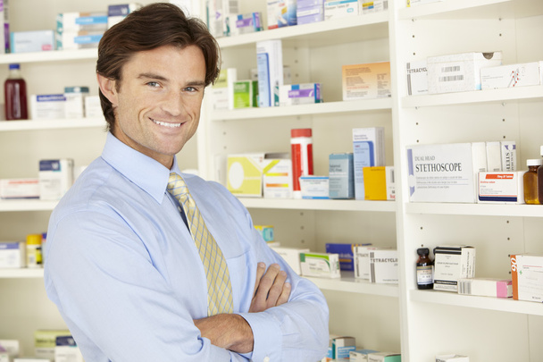 Pharmacist working in pharmacy - Φωτογραφία, εικόνα