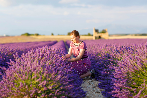 Frau in Lavendelfeldern in der Provence, Frankreich - Foto, Bild