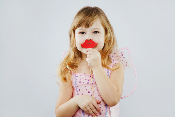 Wesoła dziewczyna pozuje z czerwonego papieru usta - Zdjęcie, obraz