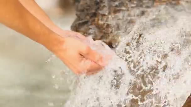 vangen van water met handen  - Video