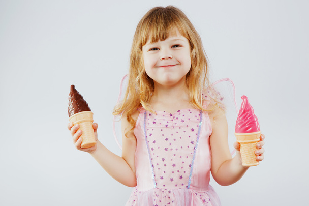 Chica con dos helados de plástico
 - Foto, imagen