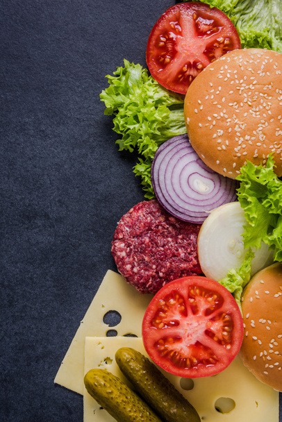 Dunkle Speisekarte, Burger-Zutaten und Kopierraum - Foto, Bild