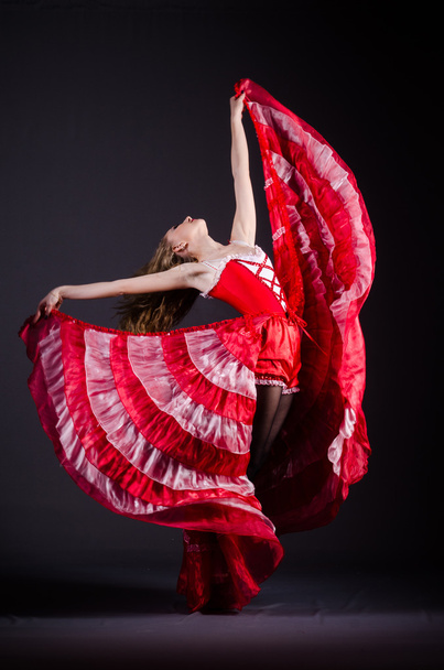 Nuori nainen tanssii punaisessa mekossa
 - Valokuva, kuva