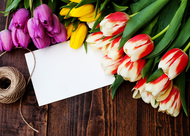 bouquet de tulipes colorées sur planche de bois rustique, décoration de Pâques
 - Photo, image