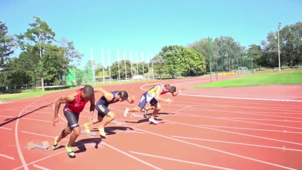 100m sprinters starting slow motion - Materiał filmowy, wideo