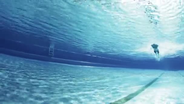Kelebek stil yüzücü su altında - Video, Çekim