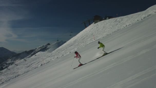 lyžování pár na prázdné sjezdovce - Záběry, video