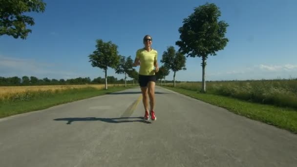 Glückliche Frau läuft auf leerer Straße - Filmmaterial, Video