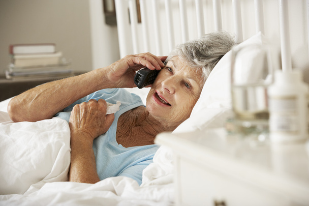 Sick Senior WomanTalking On Phone - Foto, Bild