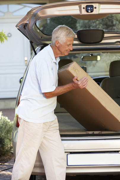 Senior Man Loading Package Into Car - Φωτογραφία, εικόνα